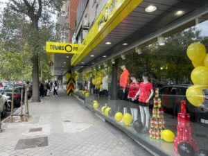 La tienda está situada en el Paseo de la Castella, 144