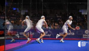 Lebrón y Galán luchando una bola a final de pista