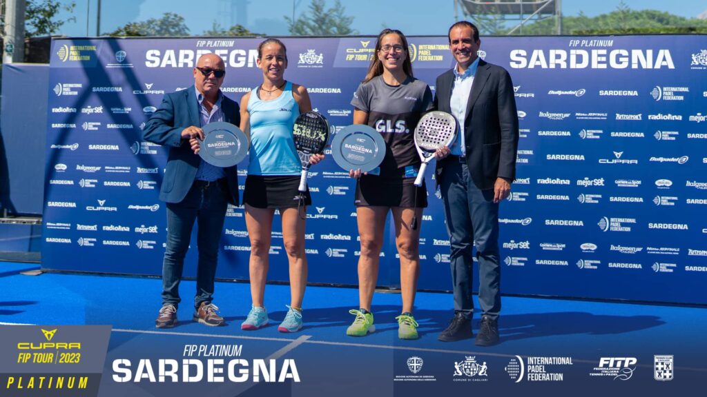 Patty Llaguno y Lucía Sainz recogen el premio