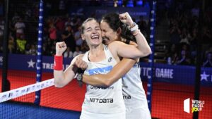 Gemma y Ale tras ganar su último título en Paraguay.