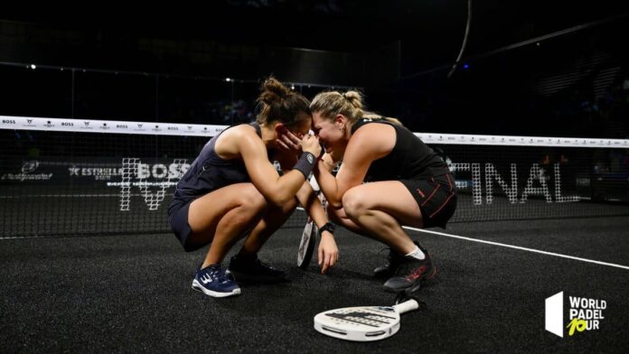 Aranzazu y Jessica celebran su victoria en la semifinal femenina en Barcelona.