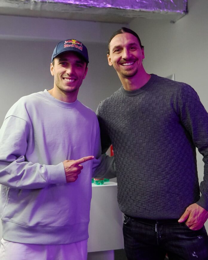 Zlatan junto a Ale Galán en Milán tras su partido.