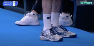 Víctor Mena rompió sus zapatillas durante las semifinales del Open de A Coruña