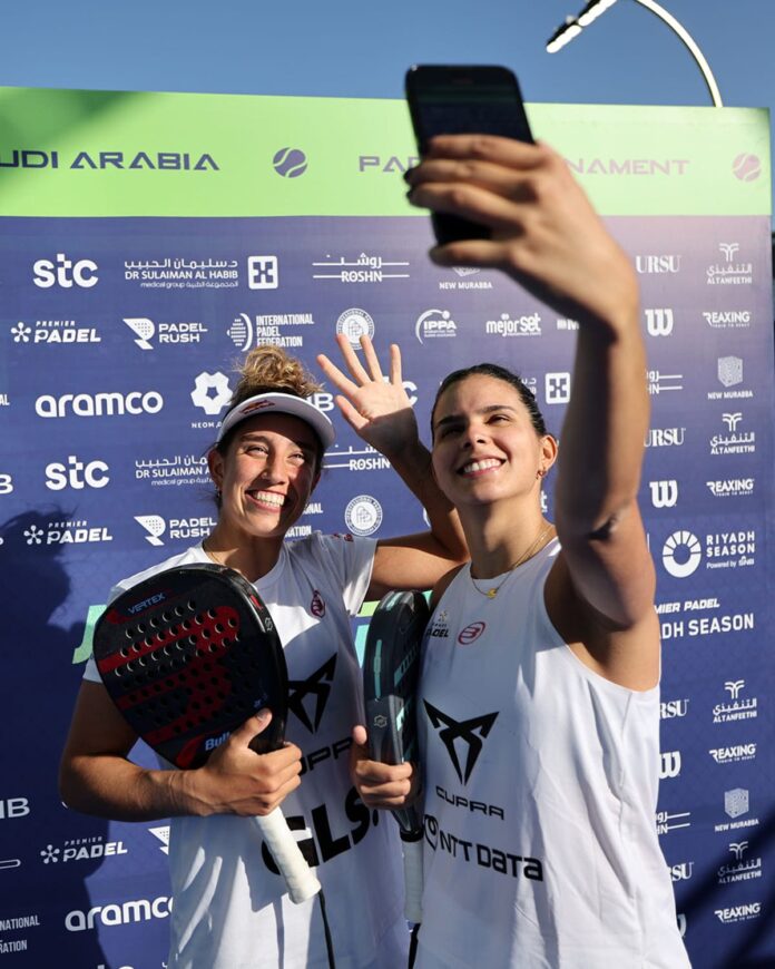 Bea y Delfi, vencedoras de la primera semifinal femenina en Riyadh.