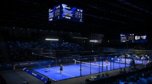 What types of lighting exist for a padel court?
