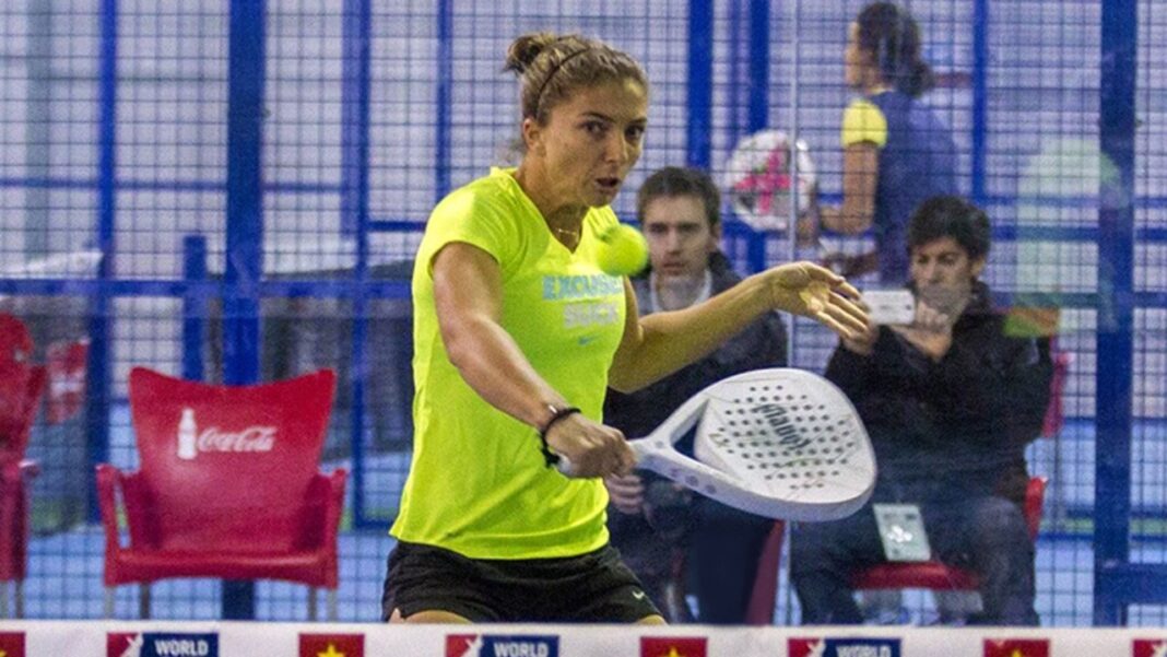 Sara Errani jugando al pádel en 2015