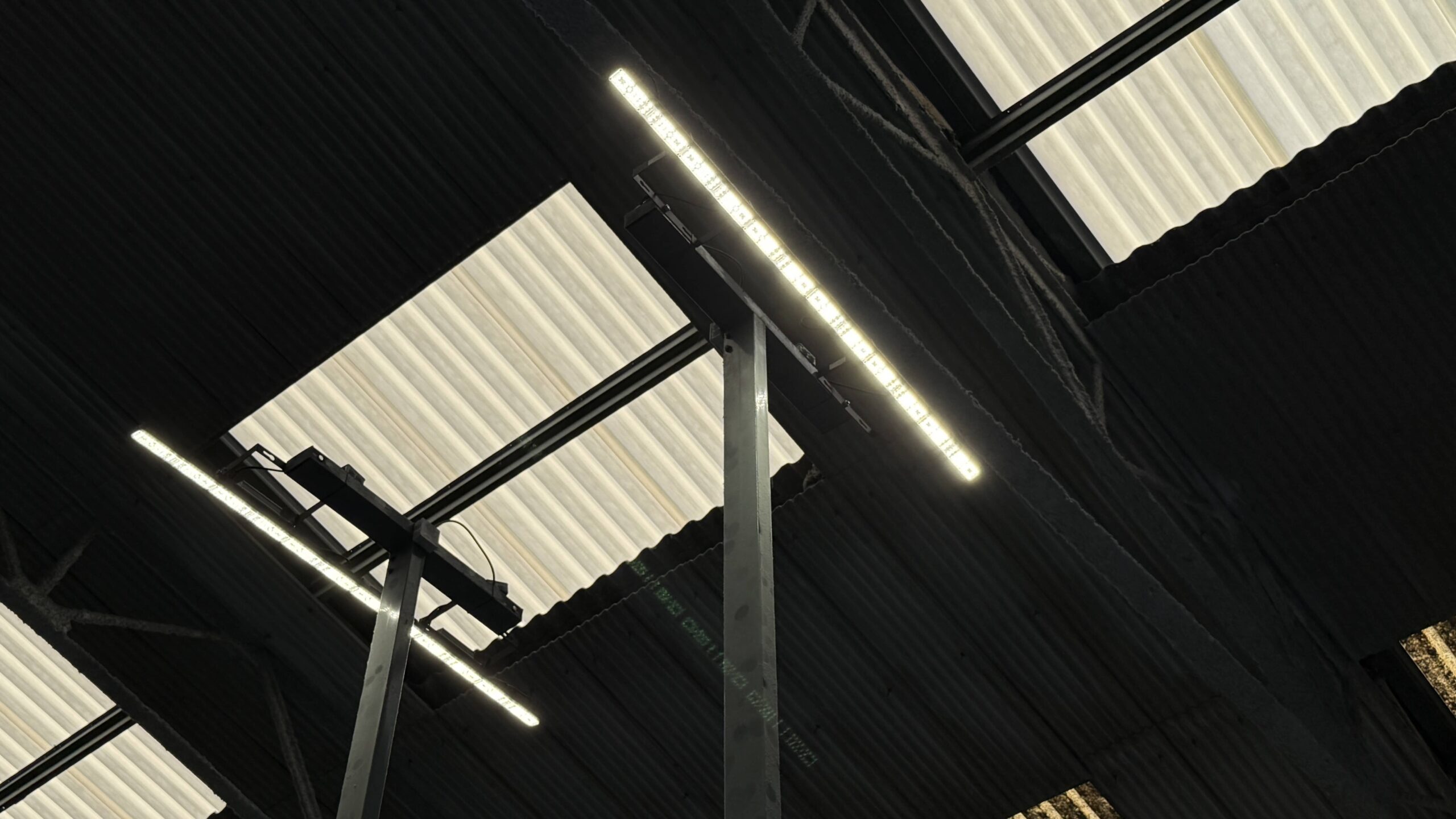Iluminación LED para pistas de pádel: Guía completa para clubes indoor y outdoor 1 MODELO ICE LED PROJECTS