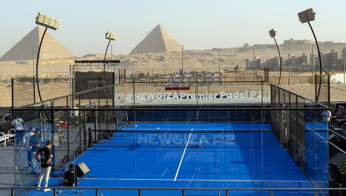 NewGizaP2Pirámides Pista del NewGiza P2 con las pirámides de fondo