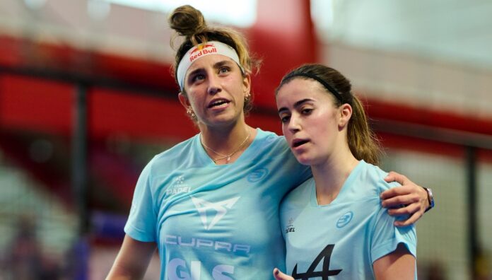 Bea González y Claudia Fernández apoyándose.
