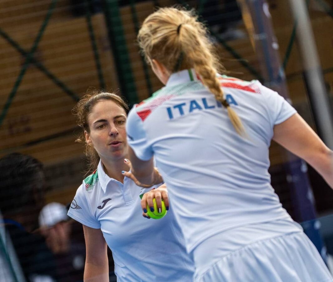 Equipo de Italia femenino derrotando al de Gran Bretaña en la segunda jornada de la FIP Euro Padel Cup Final 8