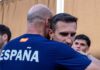 España y Portugal conquistan La Línea: una final ibérica con aroma a historia Juanjo Gutiérrez abrazando a Víctor Ruiz con José Antonio García Diestro y Javi Leal detrás.