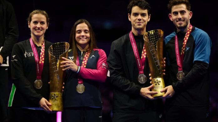 Paula Josemaría-Ari Sánchez y Coki Nieto-Jon Sanz tras coronarse como maestros la temporada pasada @premierpadel