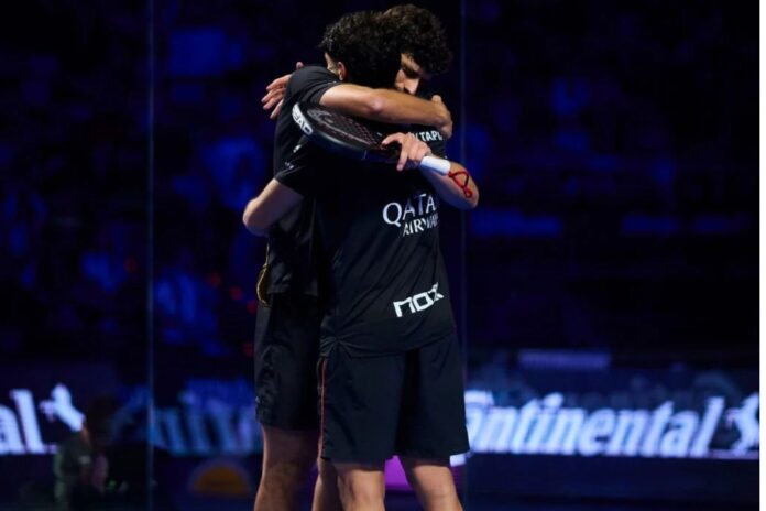 Tapia y Coello abrazándose