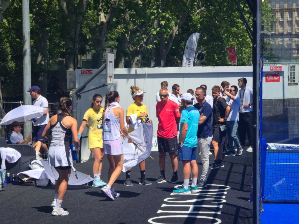 Las jugadoras y sus entrenadores antes de desplazarse a la Plaza Mayor