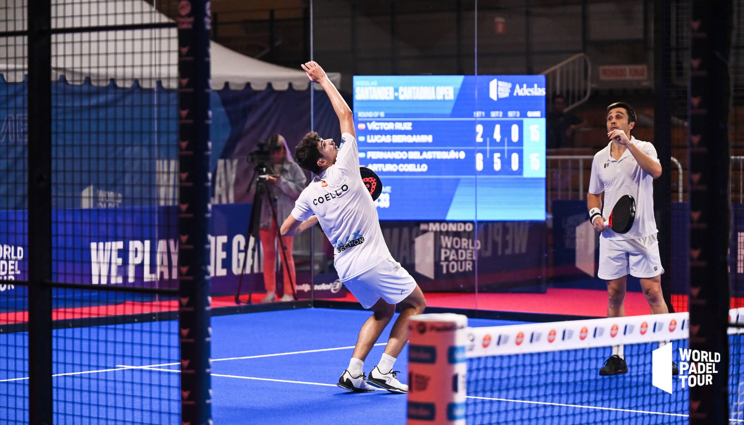 Coello en la pegada mientras Bela le observa