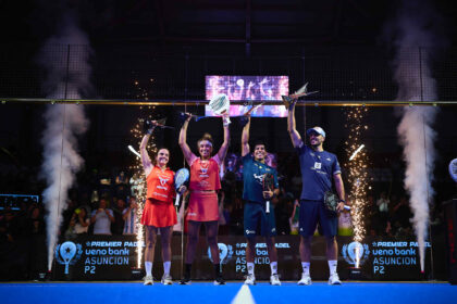 Paula Josemaría y Bea González celebrando el título junto a Chingotto y Galán