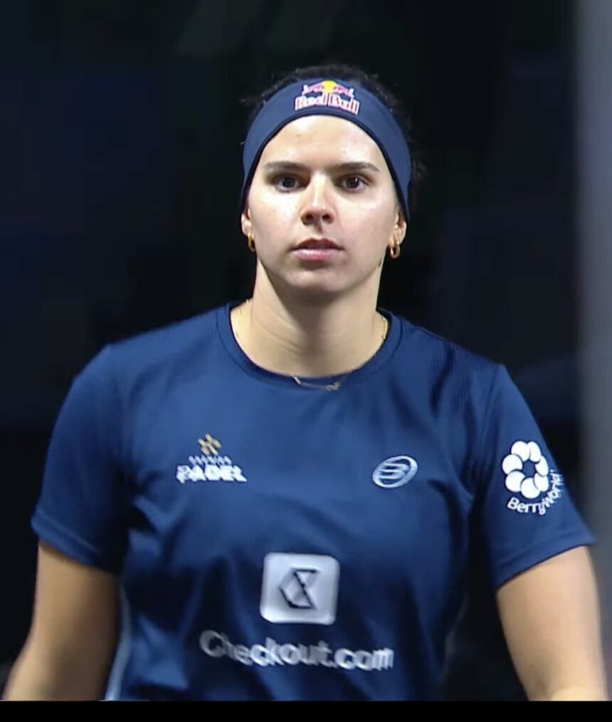 Delfi Brea vistiendo con Red Bull en el Buenos Aires P1
