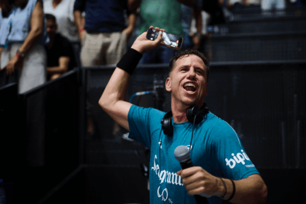 Paquito Navarro celebrando la victoria de cuartos en el Málaga P1