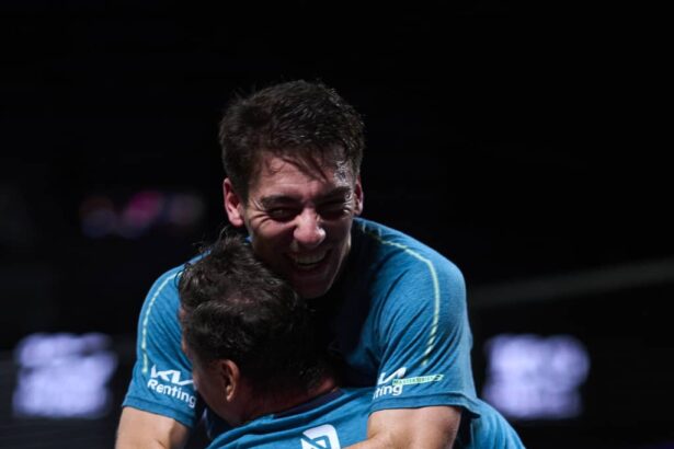 Paquito y Di Nenno celebrando euforicamente el pase a semis del Bordeaux P2
