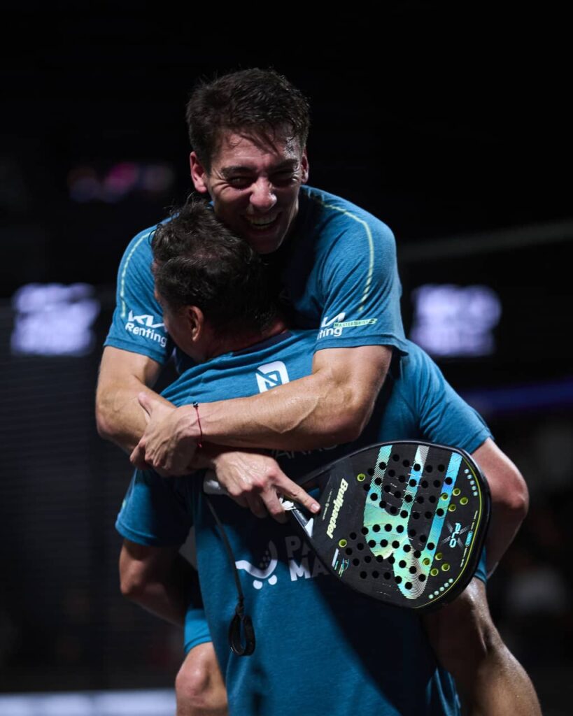Paquito y Di Nenno celebrando euforicamente el pase a semis del Bordeaux P2