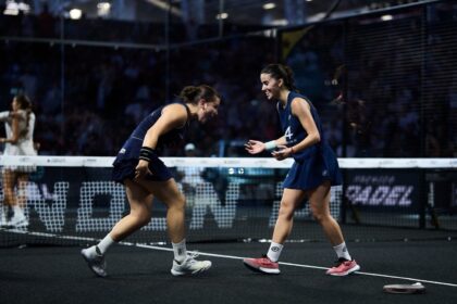 Martina y Claudia celebrando el título
