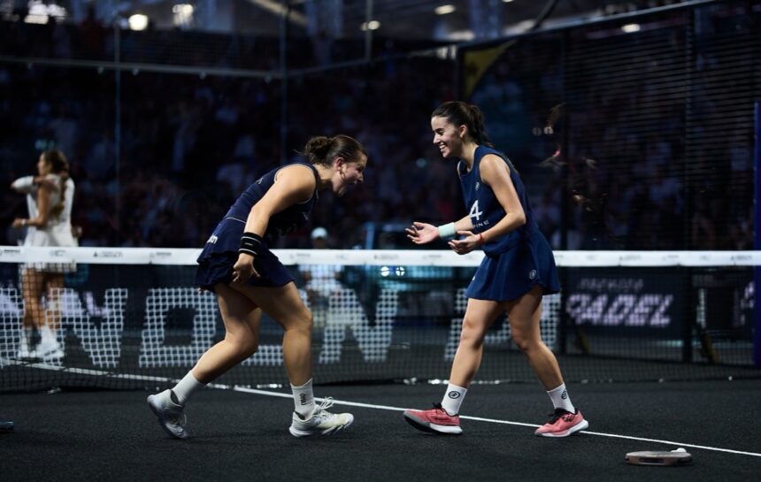 Martina y Claudia celebrando el título