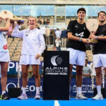 Los ganadores del Paris Major levantando el trofeo.