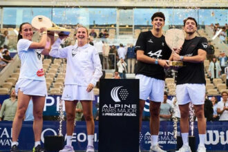 Los ganadores del Paris Major levantando el trofeo.