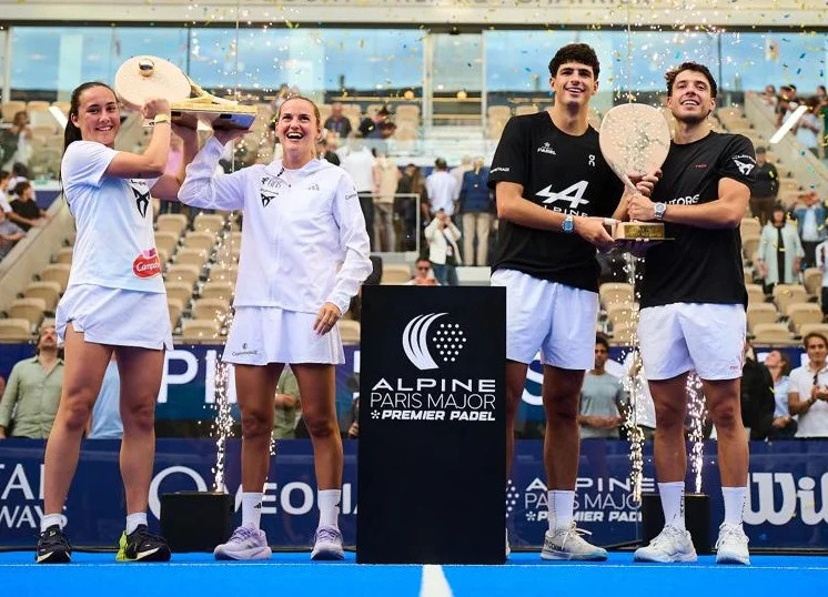 Los ganadores del Paris Major levantando el trofeo.
